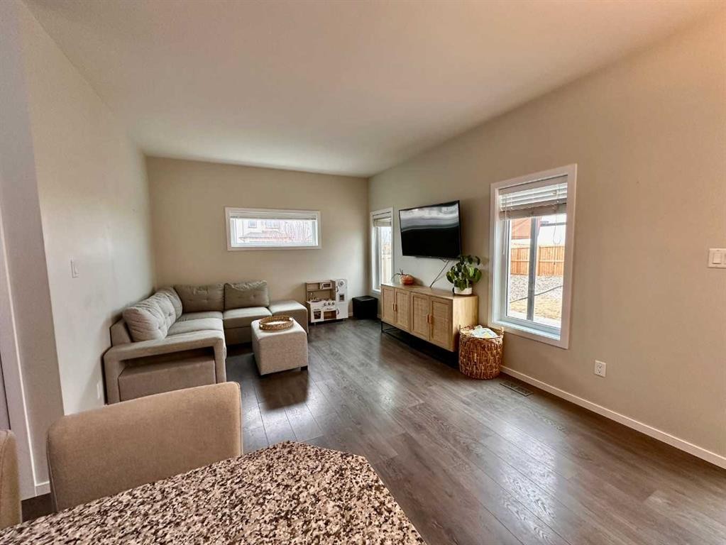 802 Miners Boulevard West, Lethbridge, AB - Indoor Photo Showing Living Room