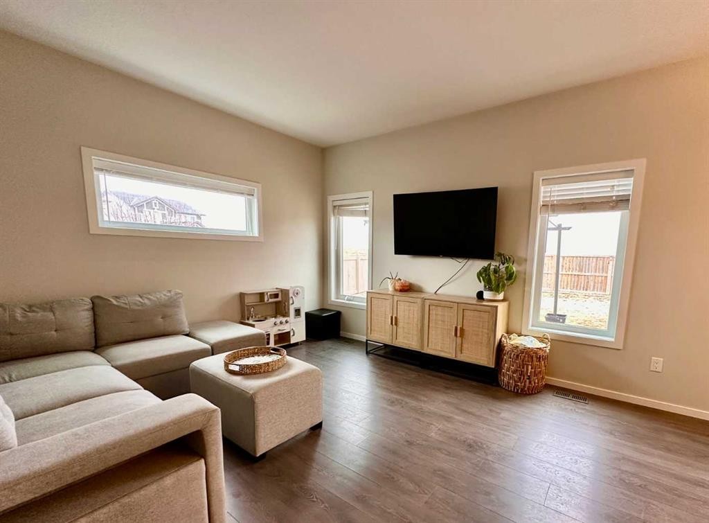 802 Miners Boulevard West, Lethbridge, AB - Indoor Photo Showing Living Room