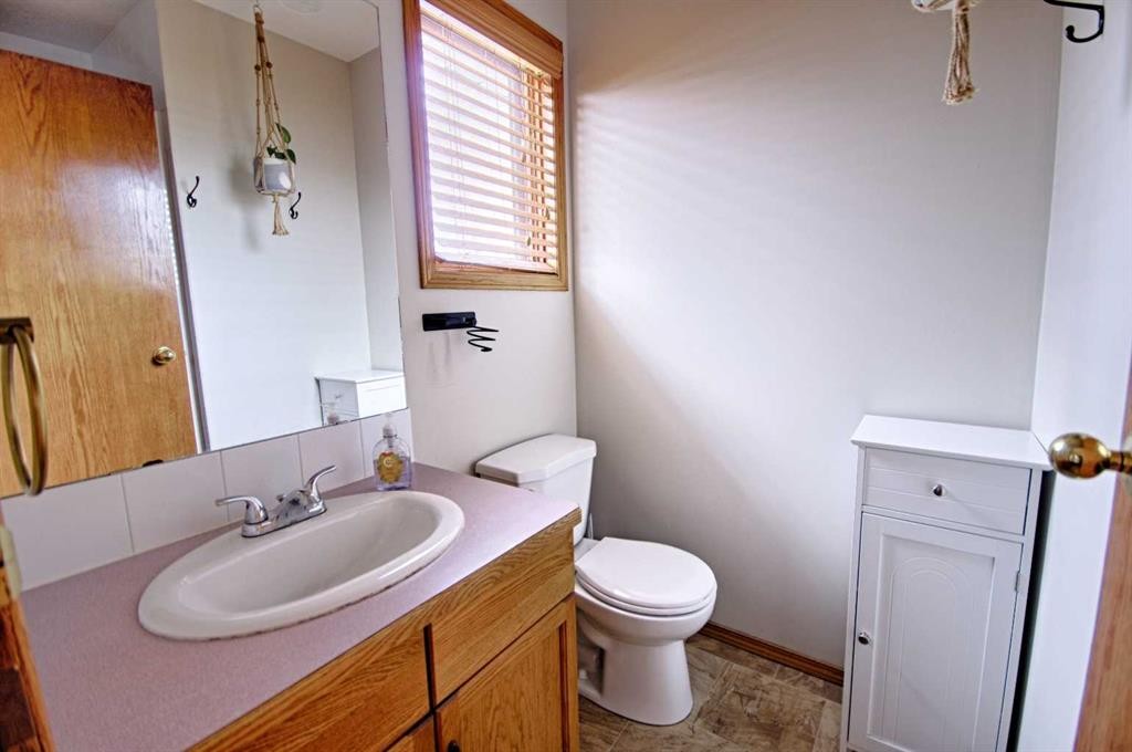 46 Heritage Crescent West, Lethbridge, AB - Indoor Photo Showing Bathroom