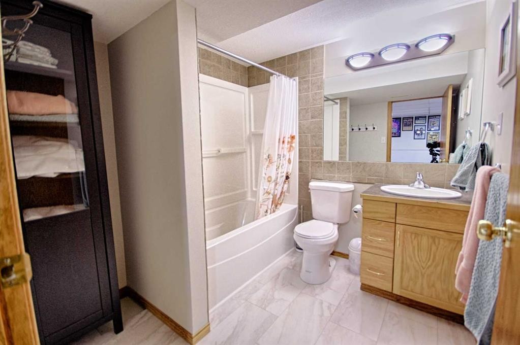 46 Heritage Crescent West, Lethbridge, AB - Indoor Photo Showing Bathroom