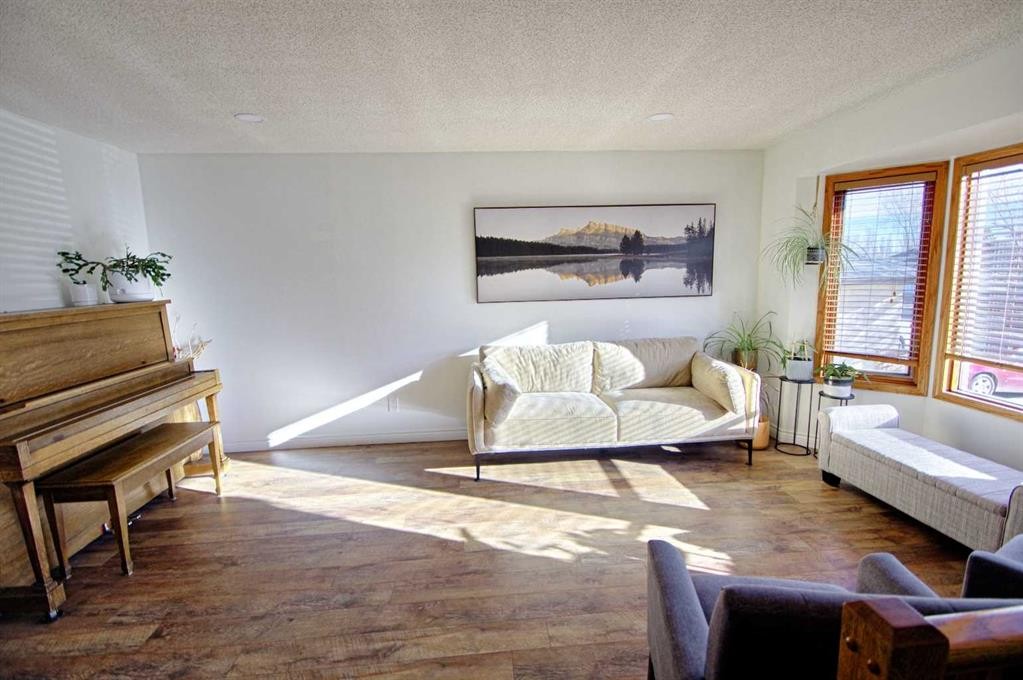 46 Heritage Crescent West, Lethbridge, AB - Indoor Photo Showing Living Room
