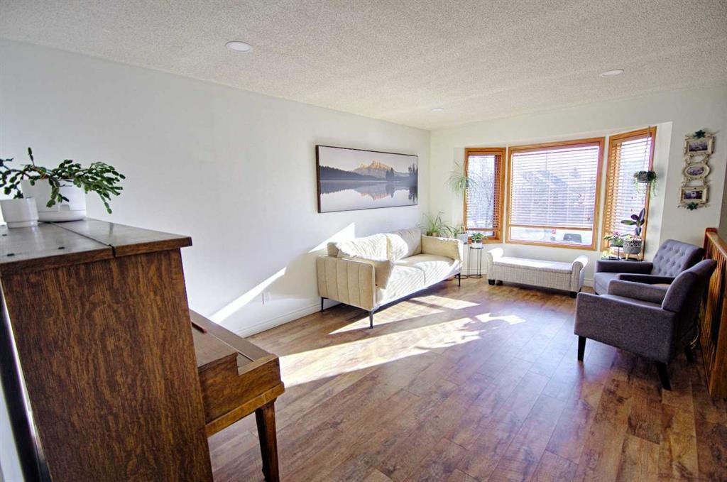 46 Heritage Crescent West, Lethbridge, AB - Indoor Photo Showing Living Room