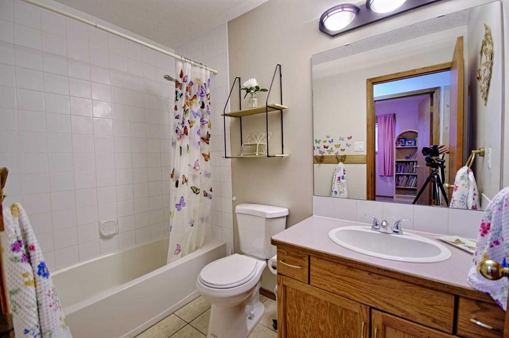 46 Heritage Crescent West, Lethbridge, AB - Indoor Photo Showing Bathroom
