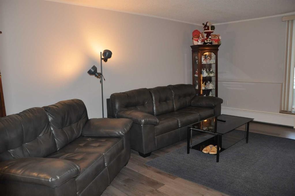 134-1237 4 Avenue South, Lethbridge, AB - Indoor Photo Showing Living Room