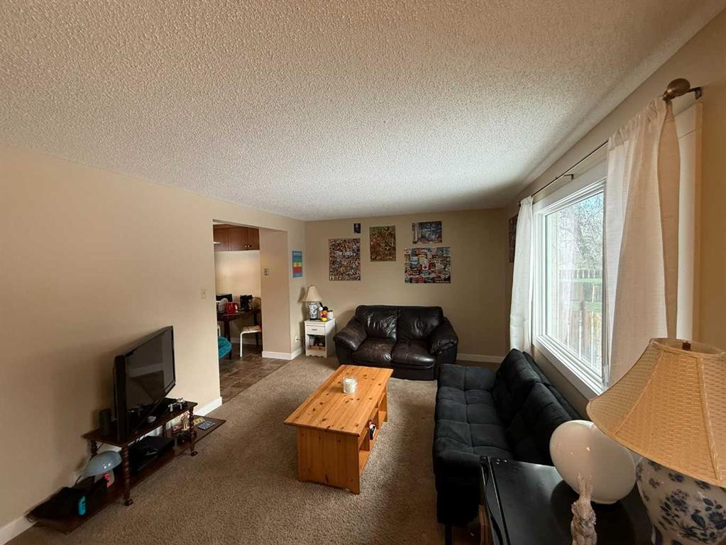 7-65 Lafayette Boulevard, Lethbridge, AB - Indoor Photo Showing Living Room