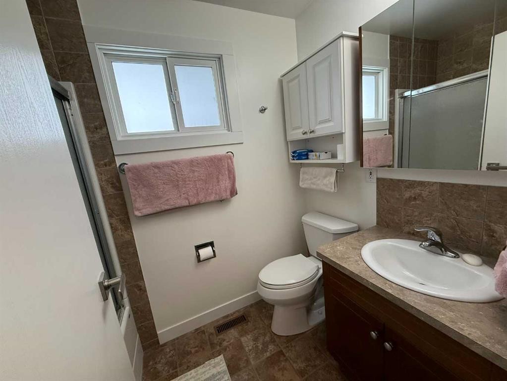 7-65 Lafayette Boulevard, Lethbridge, AB - Indoor Photo Showing Bathroom