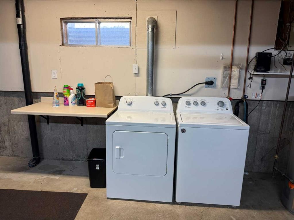 7-65 Lafayette Boulevard, Lethbridge, AB - Indoor Photo Showing Laundry Room