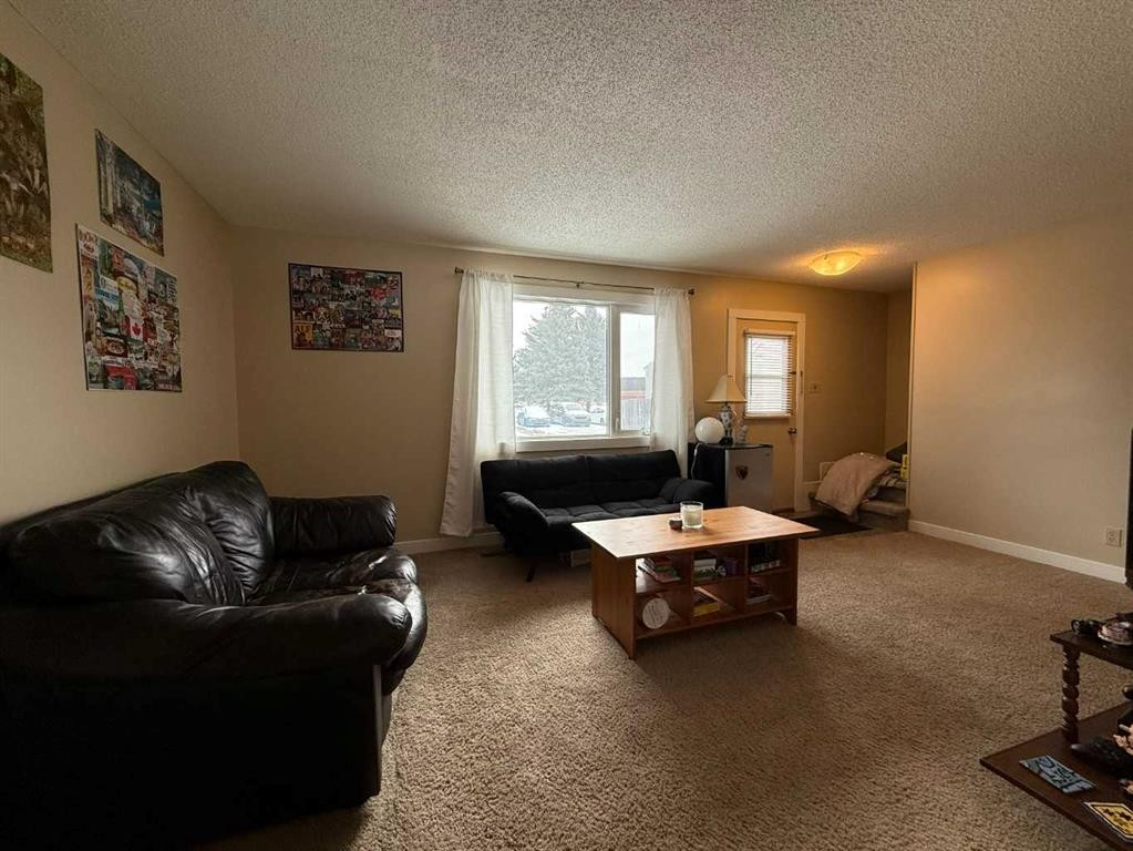 7-65 Lafayette Boulevard, Lethbridge, AB - Indoor Photo Showing Living Room