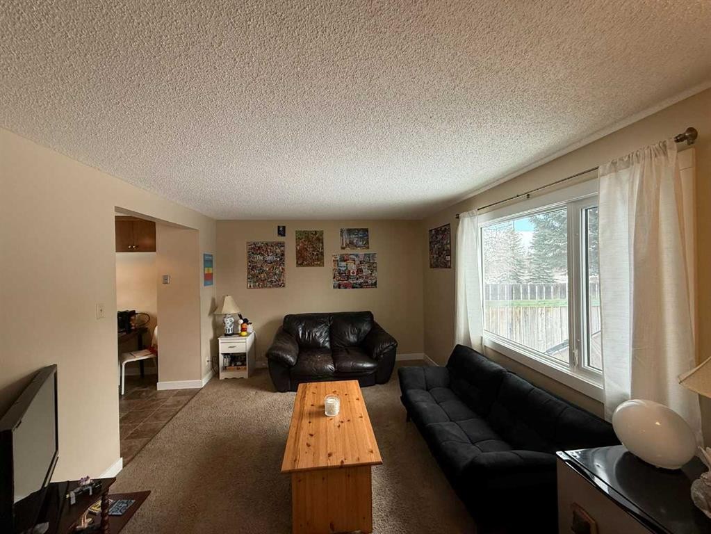 7-65 Lafayette Boulevard, Lethbridge, AB - Indoor Photo Showing Living Room