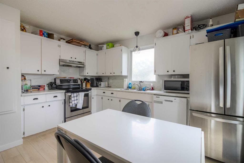 7 Cayuga Place West, Lethbridge, AB - Indoor Photo Showing Kitchen