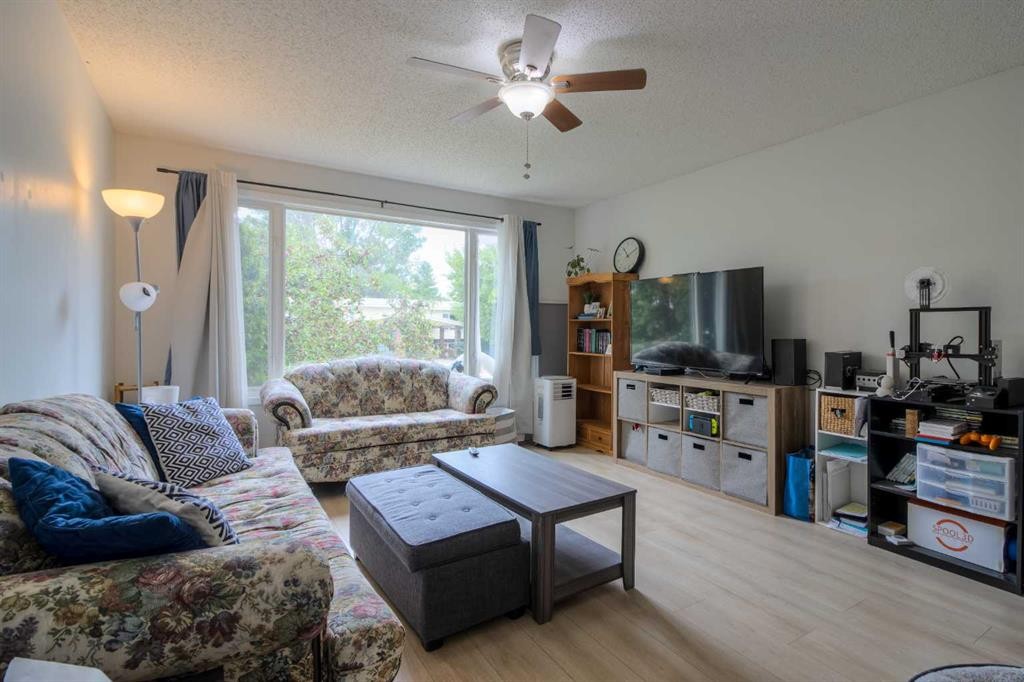 7 Cayuga Place West, Lethbridge, AB - Indoor Photo Showing Living Room