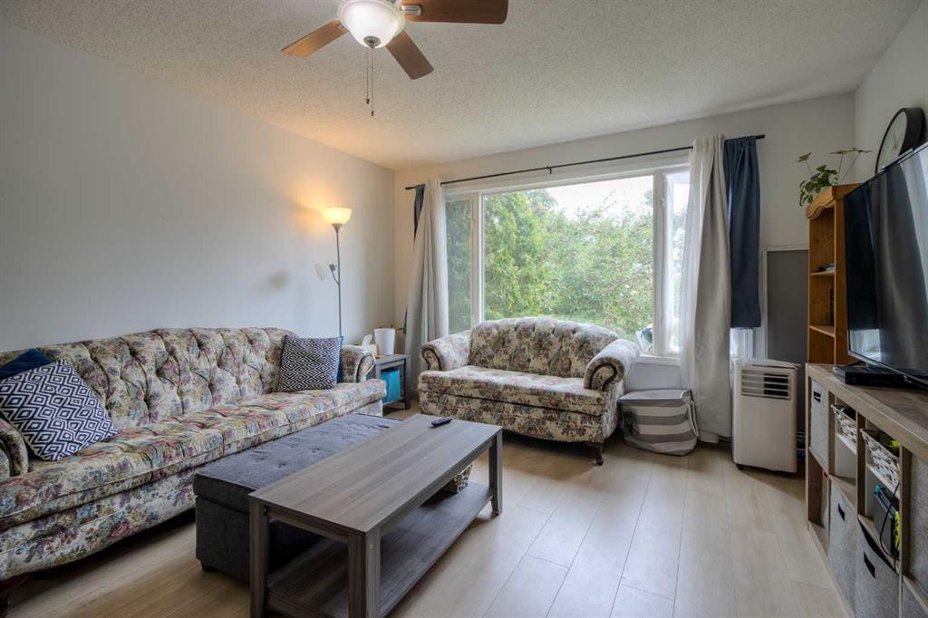 7 Cayuga Place West, Lethbridge, AB - Indoor Photo Showing Living Room
