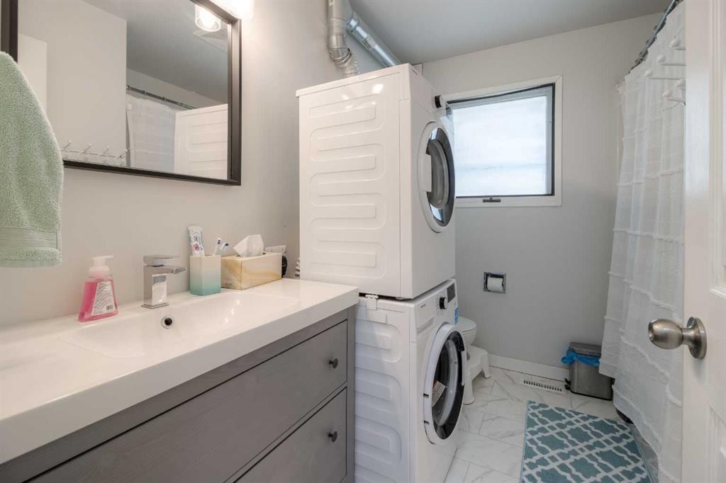 7 Cayuga Place West, Lethbridge, AB - Indoor Photo Showing Laundry Room
