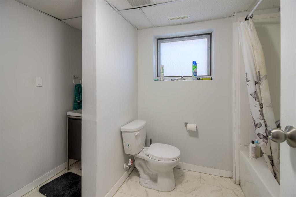 7 Cayuga Place West, Lethbridge, AB - Indoor Photo Showing Bathroom