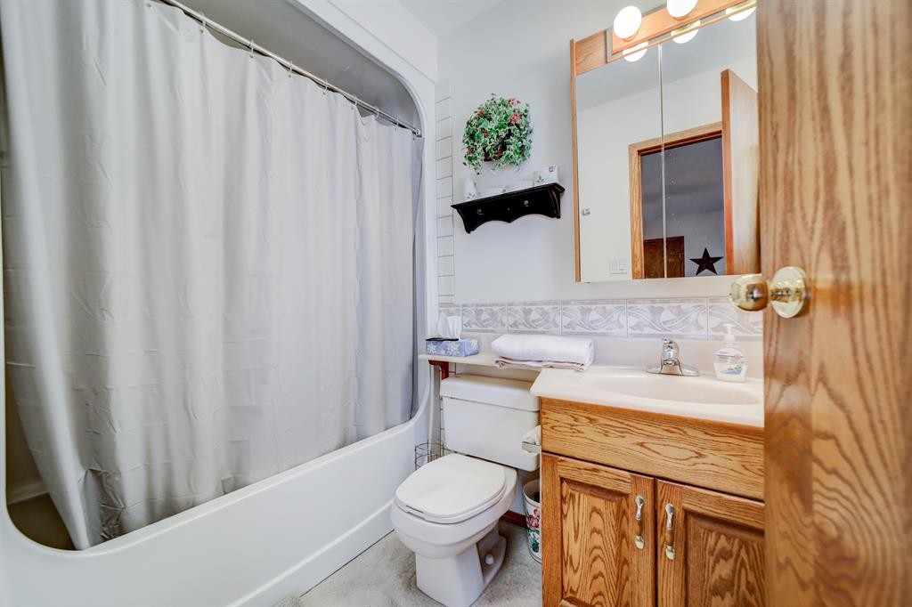 161078 Twp 132 Road, Vauxhall, AB - Indoor Photo Showing Bathroom