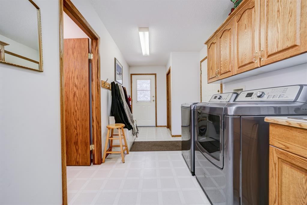 161078 Twp 132 Road, Vauxhall, AB - Indoor Photo Showing Laundry Room