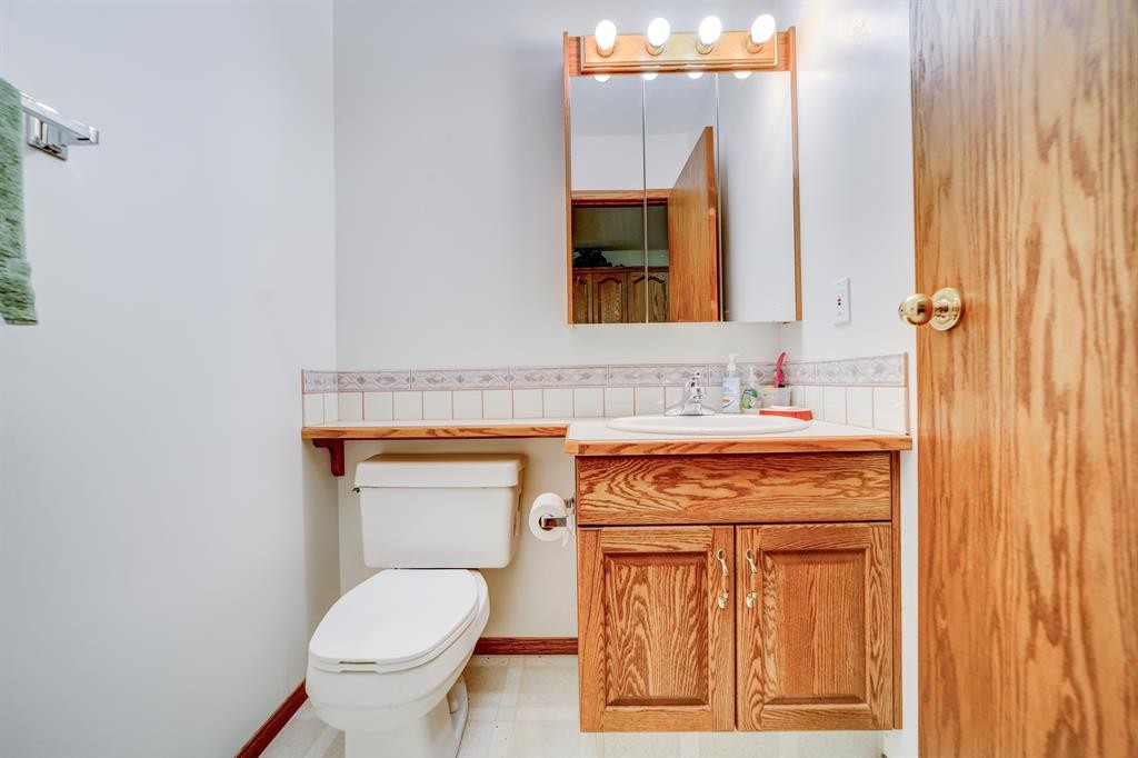 161078 Twp 132 Road, Vauxhall, AB - Indoor Photo Showing Bathroom