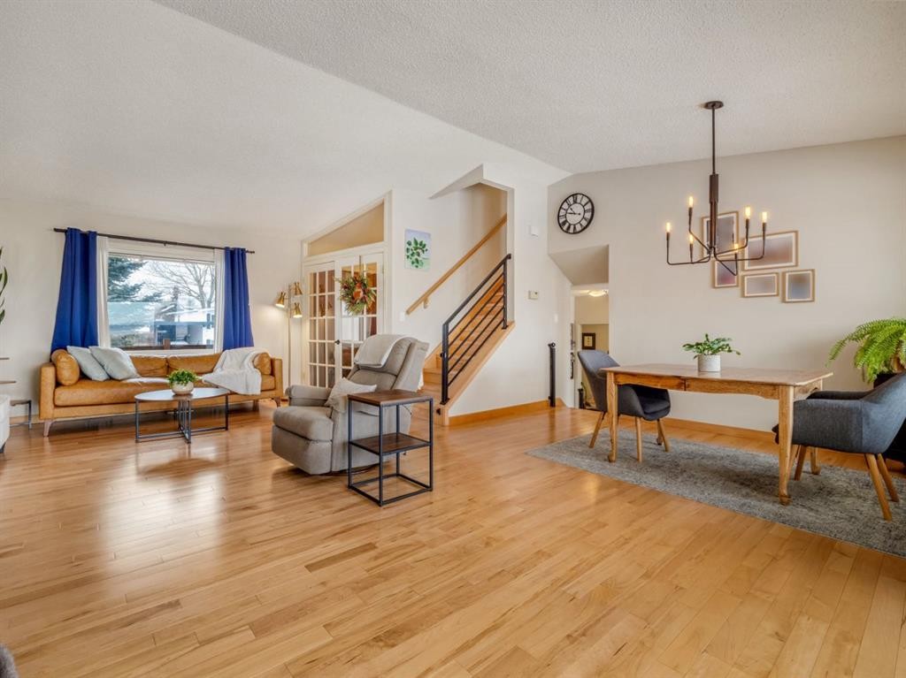 90 Chippewa Crescent West, Lethbridge, AB - Indoor Photo Showing Living Room