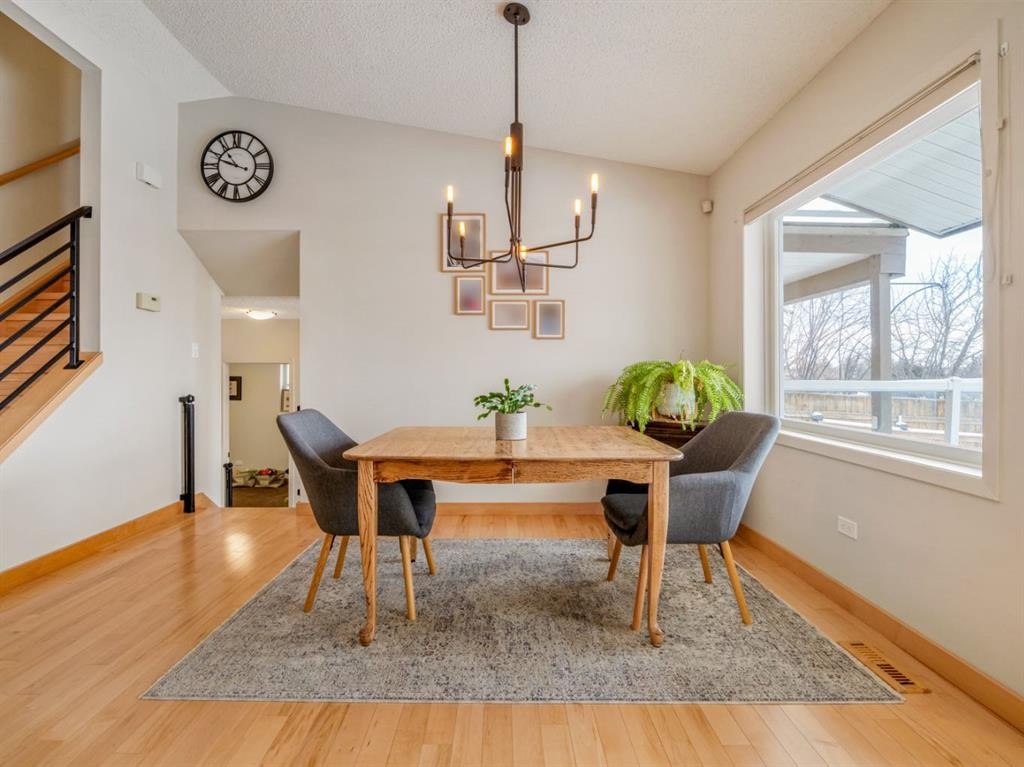 90 Chippewa Crescent West, Lethbridge, AB - Indoor Photo Showing Dining Room