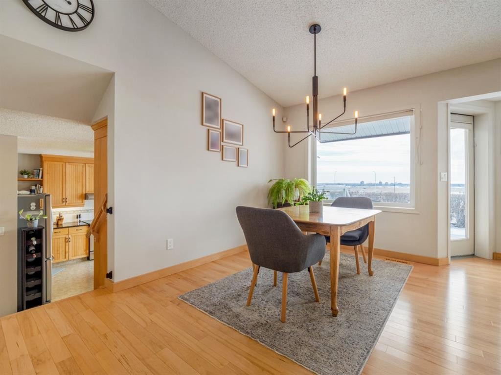 90 Chippewa Crescent West, Lethbridge, AB - Indoor Photo Showing Dining Room