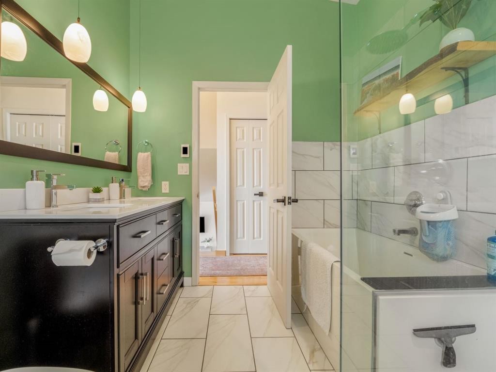 90 Chippewa Crescent West, Lethbridge, AB - Indoor Photo Showing Bathroom