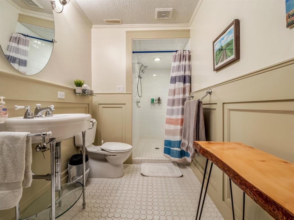 90 Chippewa Crescent West, Lethbridge, AB - Indoor Photo Showing Bathroom