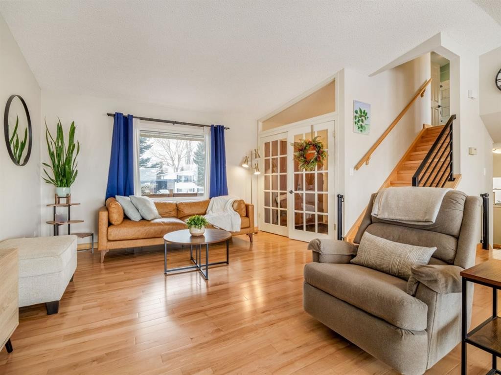 90 Chippewa Crescent West, Lethbridge, AB - Indoor Photo Showing Living Room