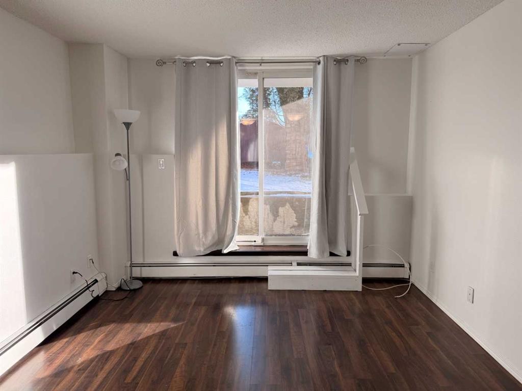 121-1237 4 Avenue South, Lethbridge, AB - Indoor Photo Showing Other Room