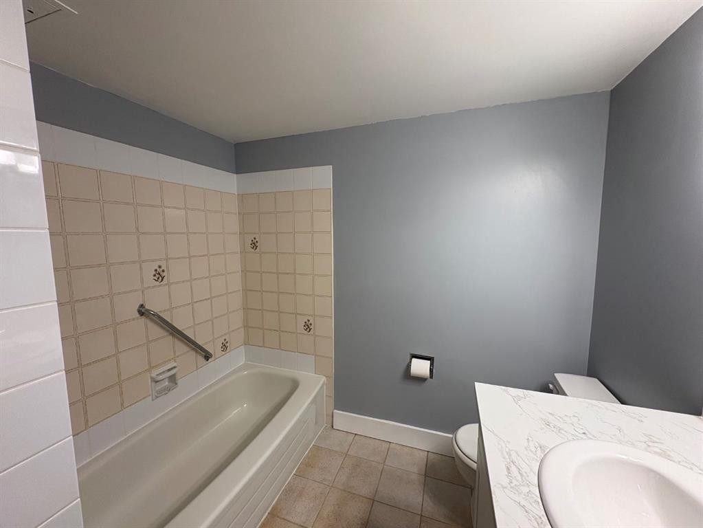 308-85 Foxbend Crescent North, Lethbridge, AB - Indoor Photo Showing Bathroom