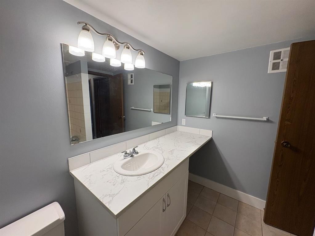 308-85 Foxbend Crescent North, Lethbridge, AB - Indoor Photo Showing Bathroom