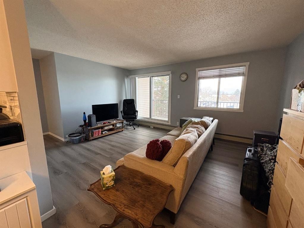 308-85 Foxbend Crescent North, Lethbridge, AB - Indoor Photo Showing Living Room