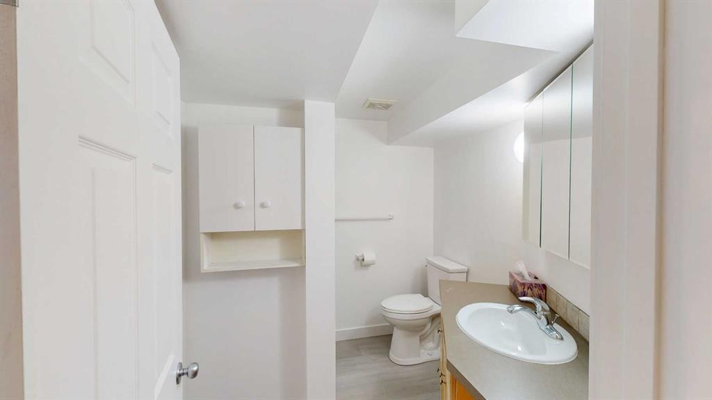 1-115 Lafayette Boulevard West, Lethbridge, AB - Indoor Photo Showing Bathroom