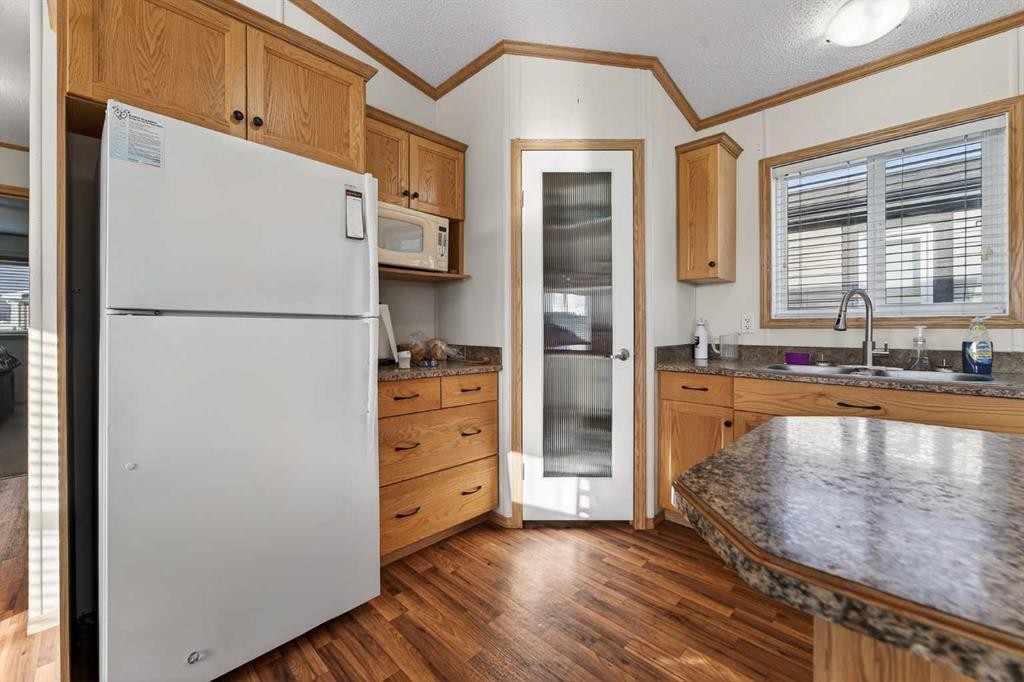 5004 Seasons Boulevard, Coaldale, AB - Indoor Photo Showing Kitchen