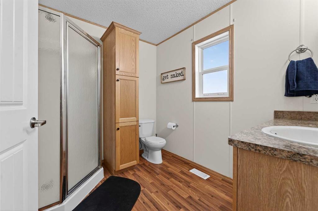 5004 Seasons Boulevard, Coaldale, AB - Indoor Photo Showing Bathroom