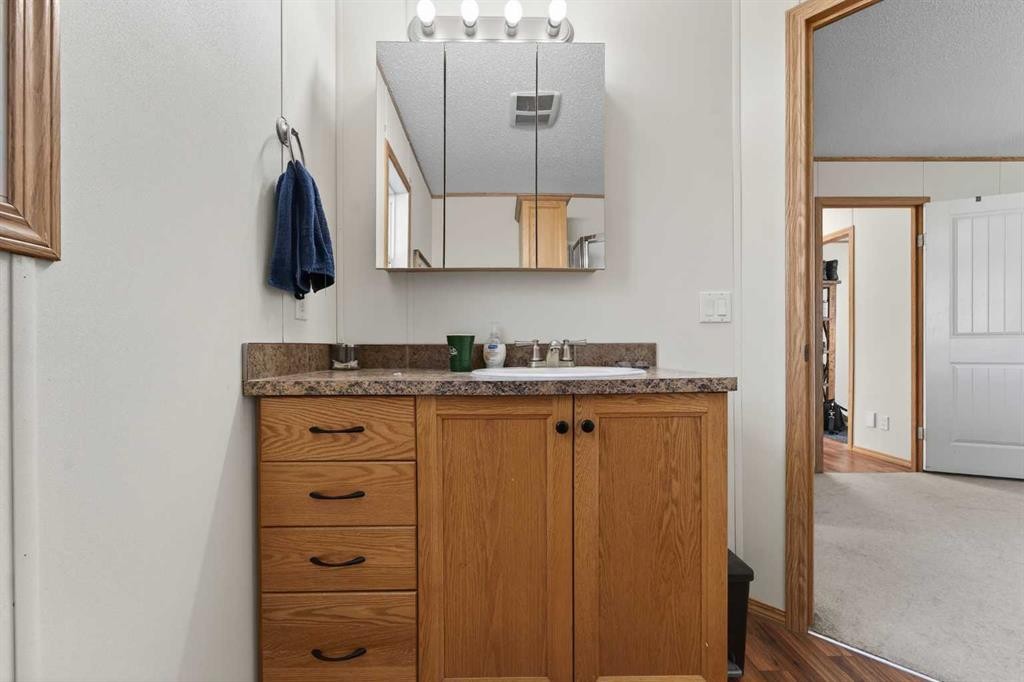 5004 Seasons Boulevard, Coaldale, AB - Indoor Photo Showing Other Room