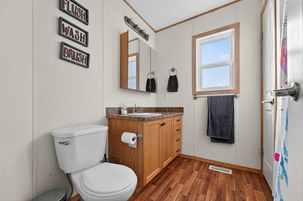 5004 Seasons Boulevard, Coaldale, AB - Indoor Photo Showing Bathroom