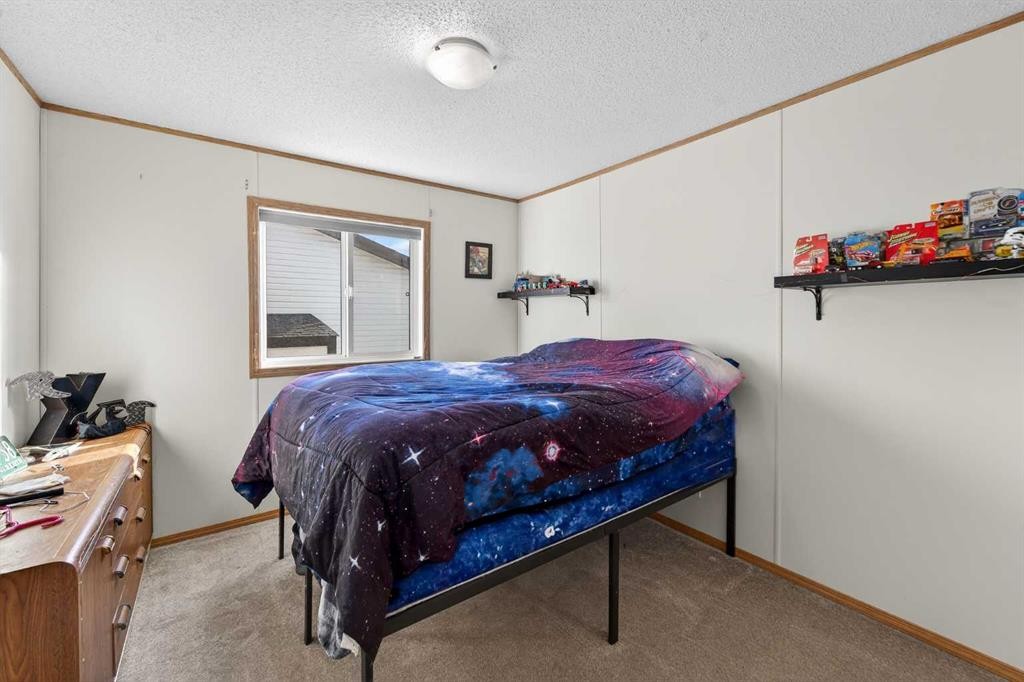 5004 Seasons Boulevard, Coaldale, AB - Indoor Photo Showing Bedroom
