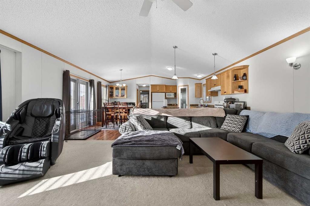 5004 Seasons Boulevard, Coaldale, AB - Indoor Photo Showing Living Room