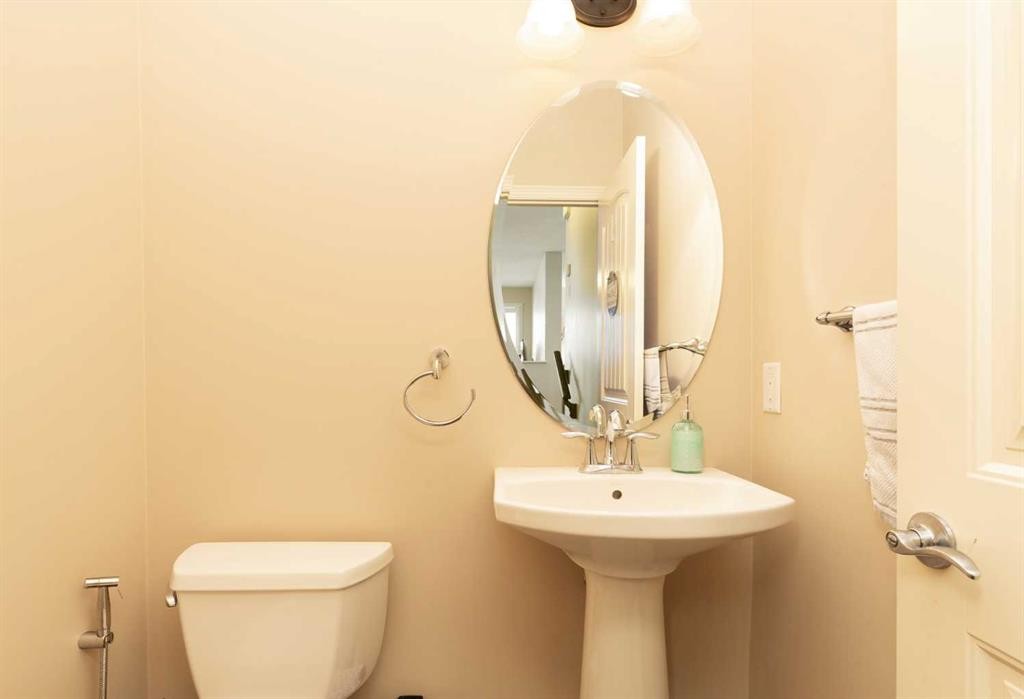 443 Everbrook Way Sw, Calgary, AB - Indoor Photo Showing Bathroom
