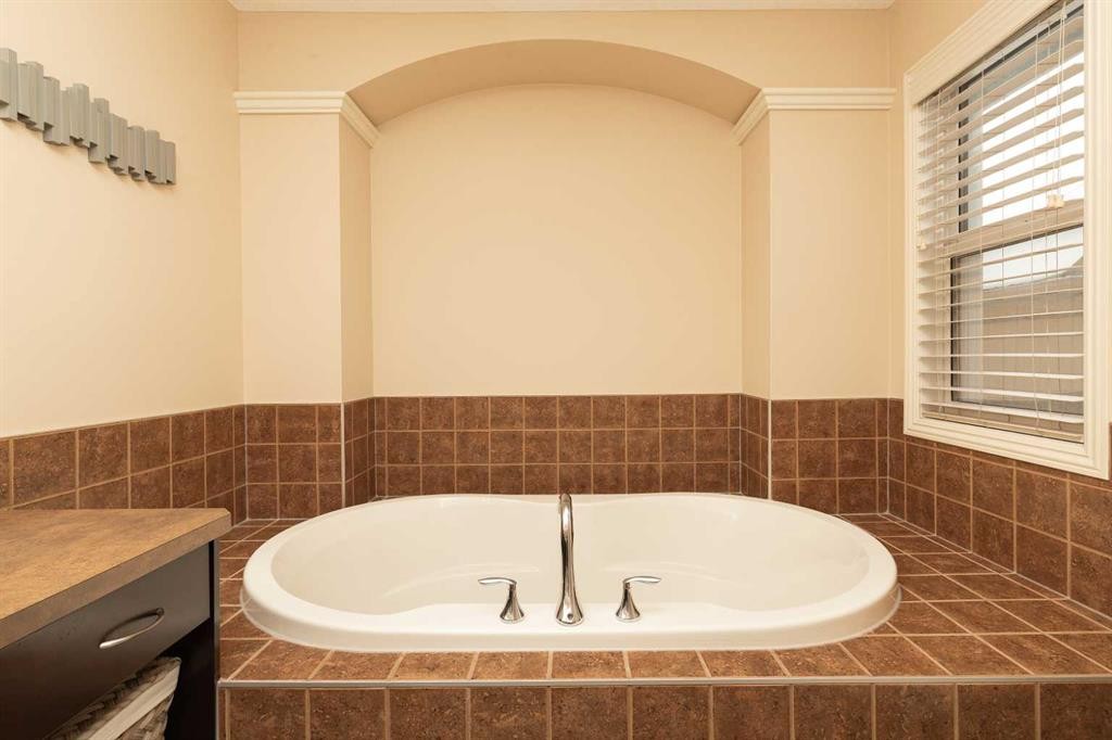 443 Everbrook Way Sw, Calgary, AB - Indoor Photo Showing Bathroom