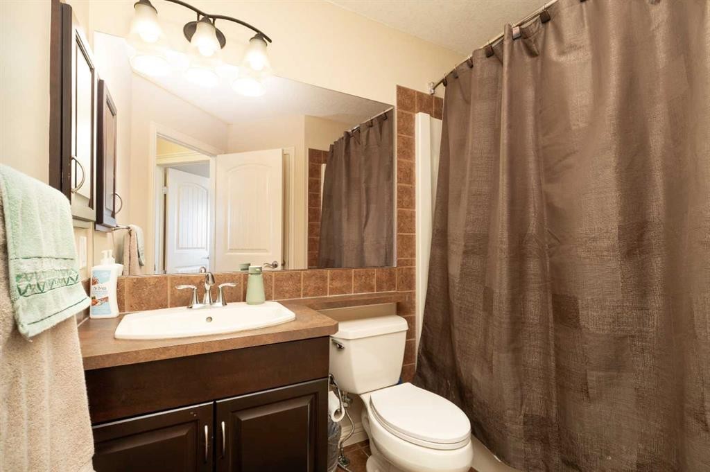 443 Everbrook Way Sw, Calgary, AB - Indoor Photo Showing Bathroom
