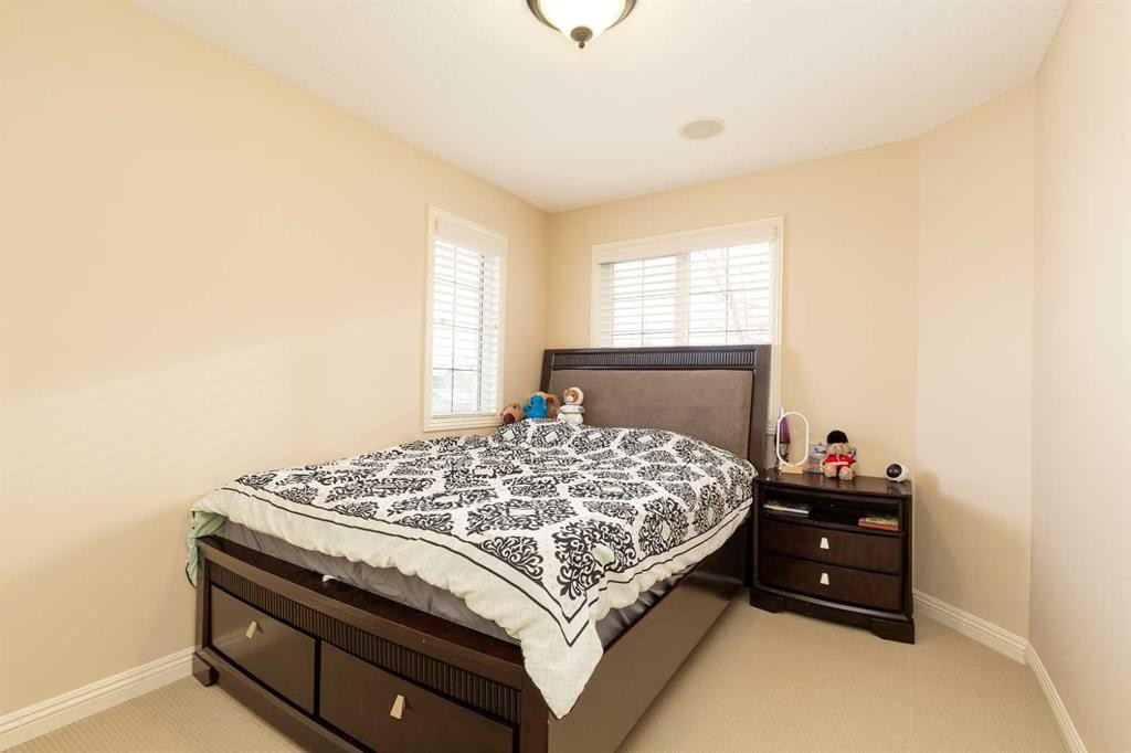 443 Everbrook Way Sw, Calgary, AB - Indoor Photo Showing Bedroom