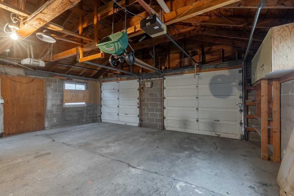 315 Dieppe Boulevard South, Lethbridge, AB - Indoor Photo Showing Garage