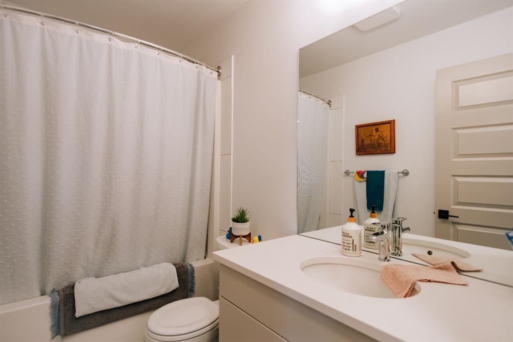 209 Blackwolf Place North, Lethbridge, AB - Indoor Photo Showing Bathroom