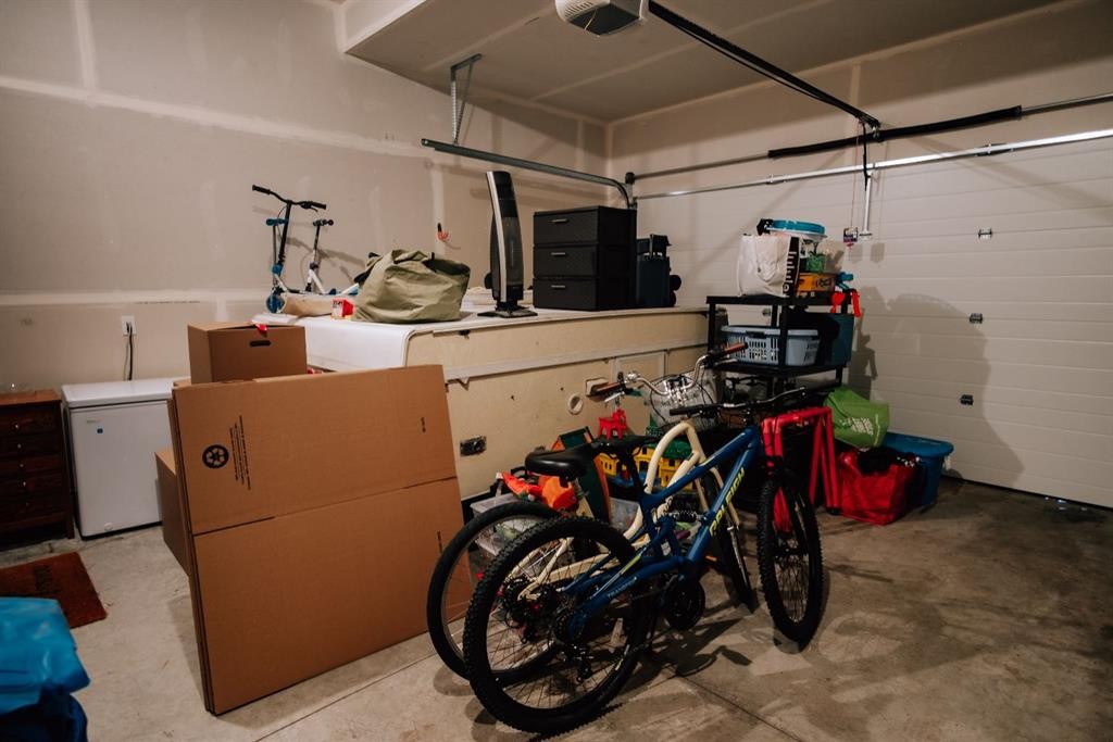 209 Blackwolf Place North, Lethbridge, AB - Indoor Photo Showing Garage