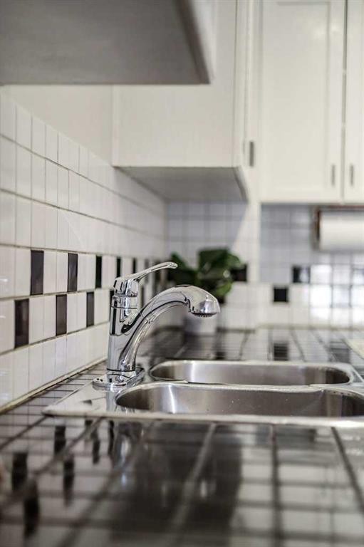 3511 Forestry Avenue South, Lethbridge, AB - Indoor Photo Showing Kitchen With Double Sink