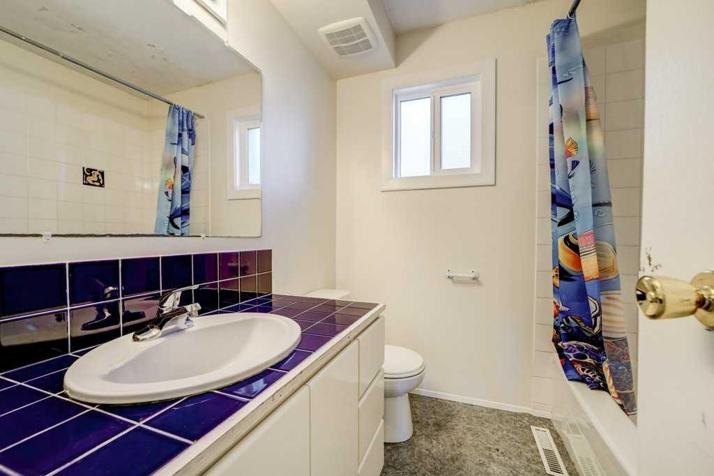 3511 Forestry Avenue South, Lethbridge, AB - Indoor Photo Showing Bathroom