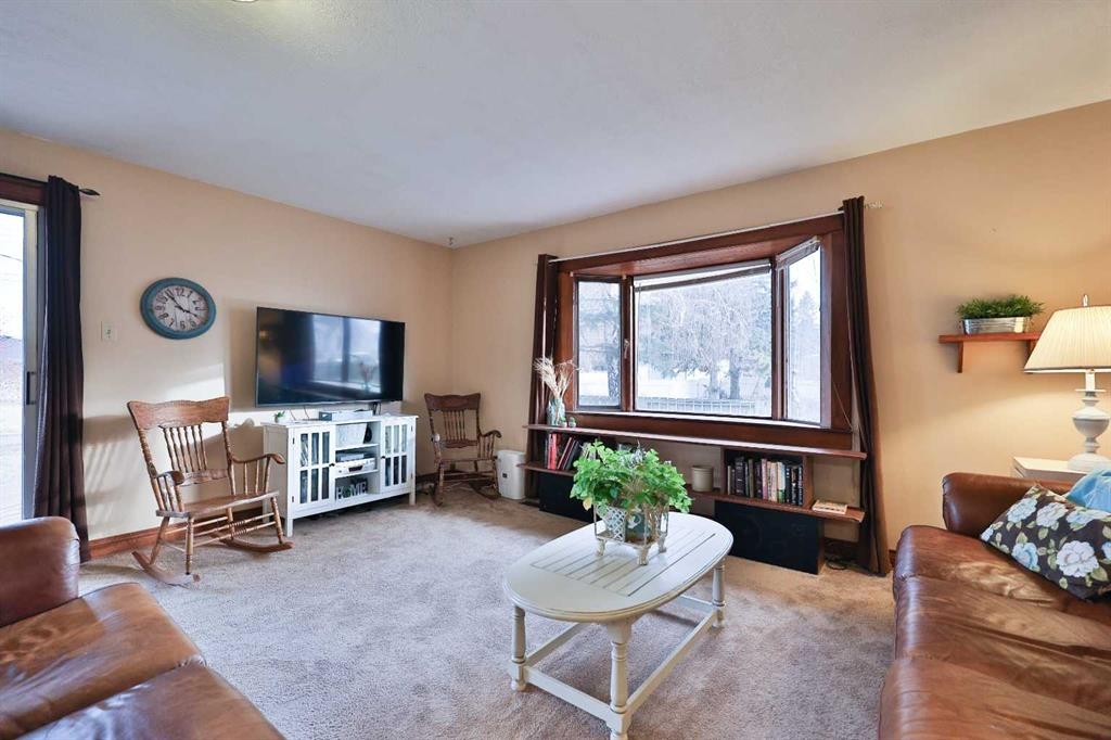 95 N 250 W, Raymond, AB - Indoor Photo Showing Living Room