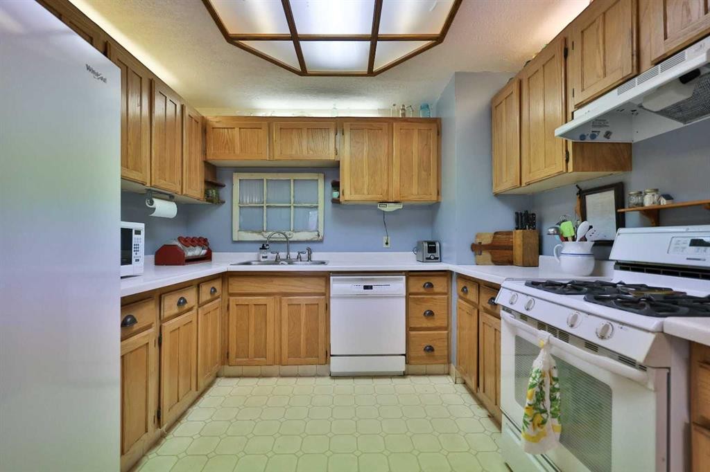 95 N 250 W, Raymond, AB - Indoor Photo Showing Kitchen