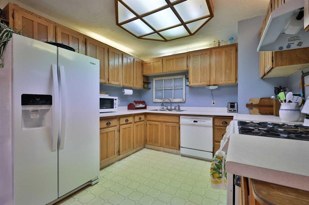 95 N 250 W, Raymond, AB - Indoor Photo Showing Kitchen